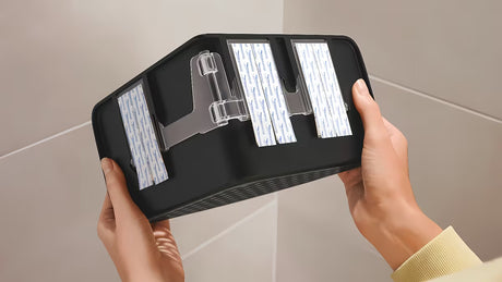 Narożna półka prysznicowa półka Tesa w matowej czerni z montażem bez wiercenia za pomocą Powerstrips Waterproof.