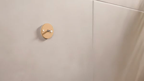 Brązowy haczyk na ręcznik Tesa z montażem na klej tesa Power.Kit bez wiercenia