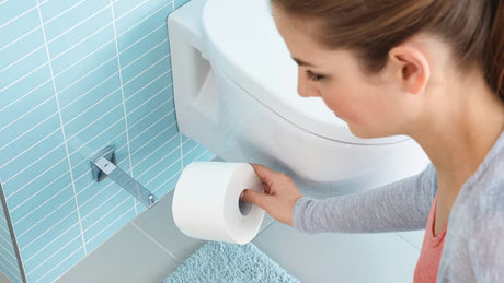 Chromowany uchwyt na papier toaletowy tesa Klaam z montażem bez wiercenia w technologii Power.Kit.