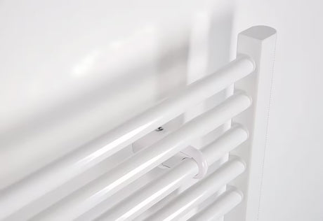 Biały kombinowany rurowy grzejnik łazienkowy Thermal Trend KD 132x45 cm odpowiedni do łazienki