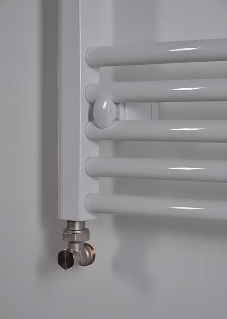Biały kombinowany rurowy grzejnik łazienkowy Thermal Trend KDO 45x168 cm odpowiedni do łazienki.