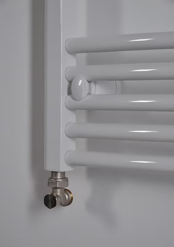 Biały kombinowany rurowy grzejnik łazienkowy Thermal Trend KDO 45x98 cm do łazienki.