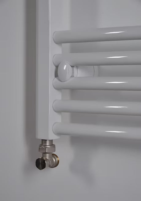 Biały kombinowany rurowy grzejnik łazienkowy Thermal Trend KDO 45x98 cm do łazienki.