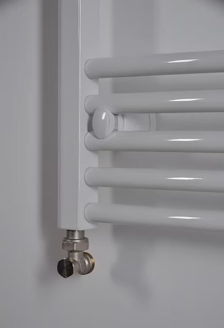 Biały kombinowany rurowy grzejnik łazienkowy Thermal Trend KDO o wymiarach 75x185 cm, odpowiedni do łazienki.