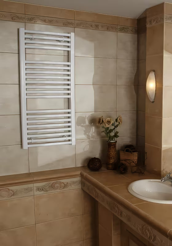 Biały prosty grzejnik rurowy elektryczny grzejnik łazienkowy Thermal Trend KE 450x1320 mm z grzałką 400 W