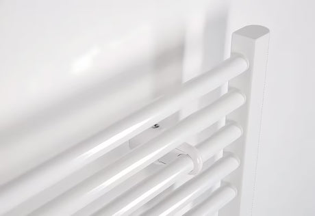 Biały grzejnik rurowy elektryczny grzejnik łazienkowy Thermal Trend KE 600x1320 mm z prostymi poziomymi rurkami.