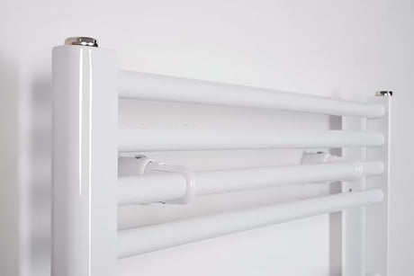 Biały elektryczny grzejnik łazienkowy Thermal Trend KE w prostym wykonaniu o wymiarach 600x960 mm.