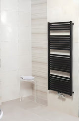 Kombinowany grzejnik łazienkowy Thermal Trend Kh 60x133 cm w wykończeniu czarny mat z wygiętymi szczebelkami.