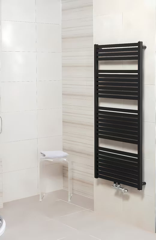Kombinowany grzejnik łazienkowy Thermal Trend Kh 60x133 cm w wykończeniu czarny mat z wygiętymi szczebelkami.