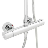 System prysznicowy Tres Base Plus z baterią termostatyczną w wykończeniu chrome z deszczownicą i słuchawką prysznicową.