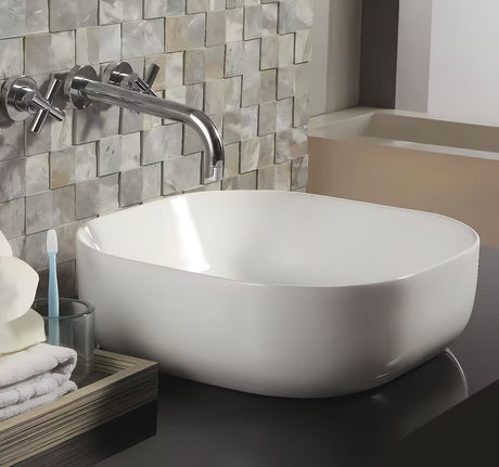 Białe umywalka nablatowa  Triomini Slim z cienkiej ceramiki, wykończenie bez przelewu.