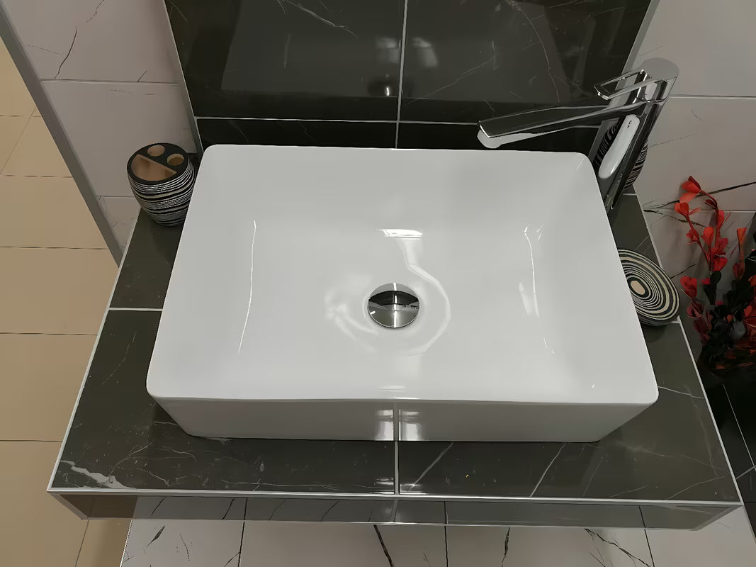 Biała kwadratowa umywalka nablatowa  Triomini Slim z cienkościennej ceramiki, 55 x 39 cm