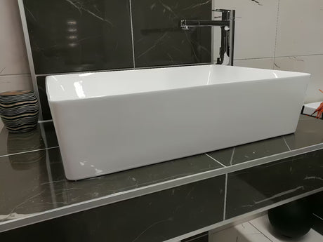 Biała kwadratowa umywalka nablatowa  Triomini Slim z cienkościennej ceramiki, 55 x 39 cm