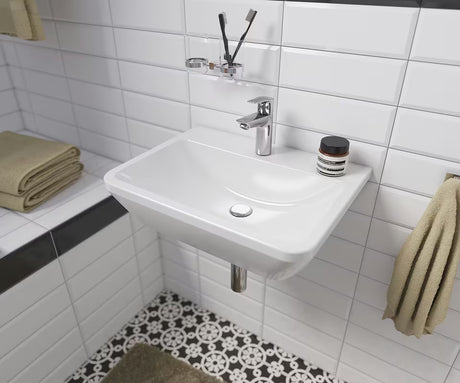 Biała ceramiczna umywalka wiszące vitra Integra 55x45 cm z otworem na baterię pośrodku i przelewem.