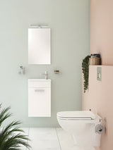 Biały zestaw mebli łazienkowych Vitra Mia z umywalką, szafką wiszącą, lustrem i oświetleniem LED