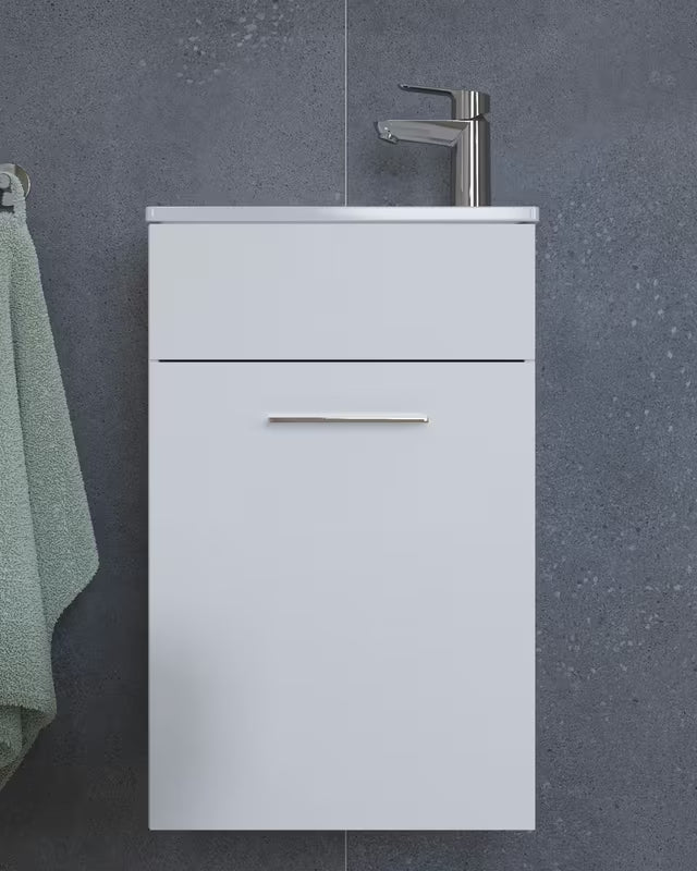 Biały zestaw mebli łazienkowych Vitra Mia z umywalką, szafką wiszącą, lustrem i oświetleniem LED