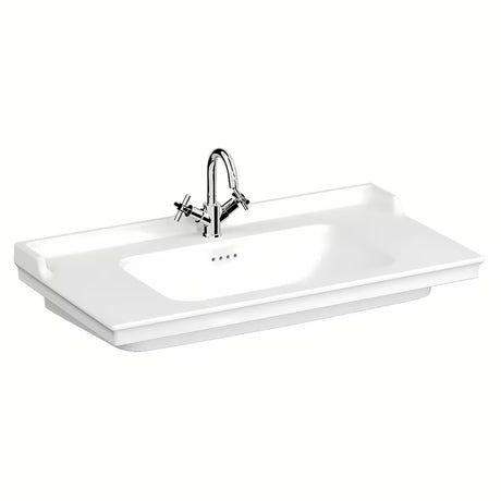 Biała ceramiczna umywalka wisząca Vitra Ricordi 80 x 53 cm z otworem pro baterię pośrodku i przelewem.