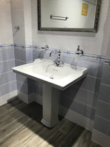 Biała ceramiczna umywalka wisząca Vitra Ricordi 80 x 53 cm z otworem pro na baterię pośrodku i z przelewem.