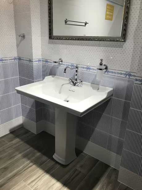 Biała ceramiczna umywalka wisząca Vitra Ricordi 80 x 53 cm z otworem pro na baterię pośrodku i z przelewem.