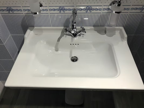 Biała ceramiczna umywalka wisząca Vitra Ricordi 80 x 53 cm z otworem pro na baterię pośrodku i z przelewem.