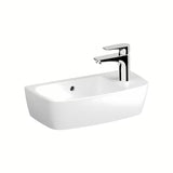 Biała ceramiczna umywalka nablatowa  Vitra Shift New 50 x 25 cm z przelewem i otworem pro na baterię po prawej stronie.