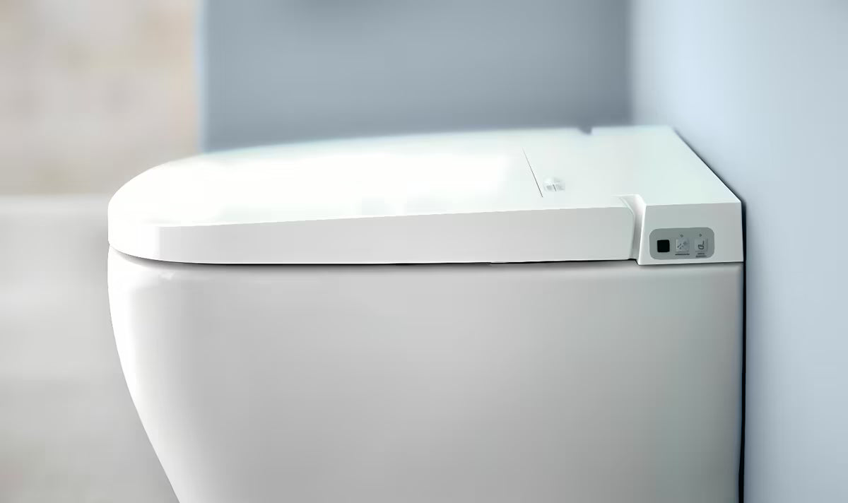 Białe inteligentne TOALETA myjąca  vitra V-Care z podgrzewanym siedziskiem i funkcjami myjącymi