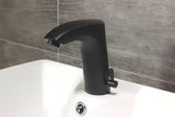 Czarna bezdotykowa bateria umywalkowa Weltservis Donner AutoFlow 02 z czujnikiem podczerwieni i dźwignią pro do regulacji temperatury.