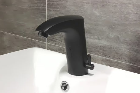 Czarna bezdotykowa bateria umywalkowa Weltservis Donner AutoFlow 02 z czujnikiem podczerwieni i dźwignią pro do regulacji temperatury.