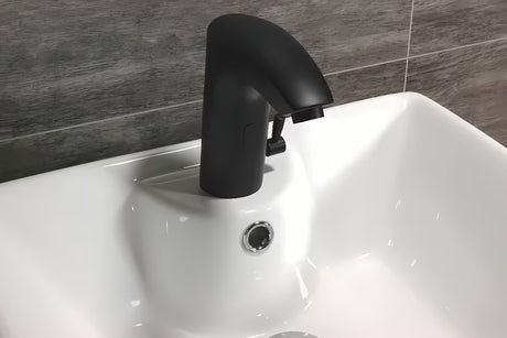 Czarna bezdotykowa bateria umywalkowa Weltservis Donner AutoFlow 02 z czujnikiem podczerwieni i dźwignią pro do regulacji temperatury.