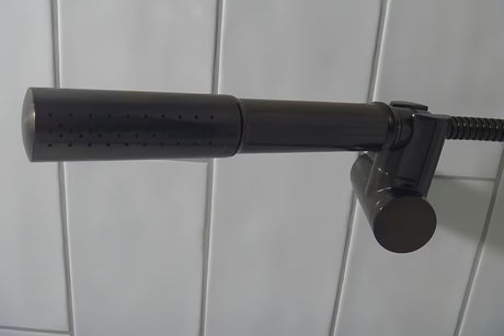 WF Industrial jednouchwytowa ścienna bateria wannowa z zestawem prysznicowym w wykończeniu olejowany brąz dark-metal.