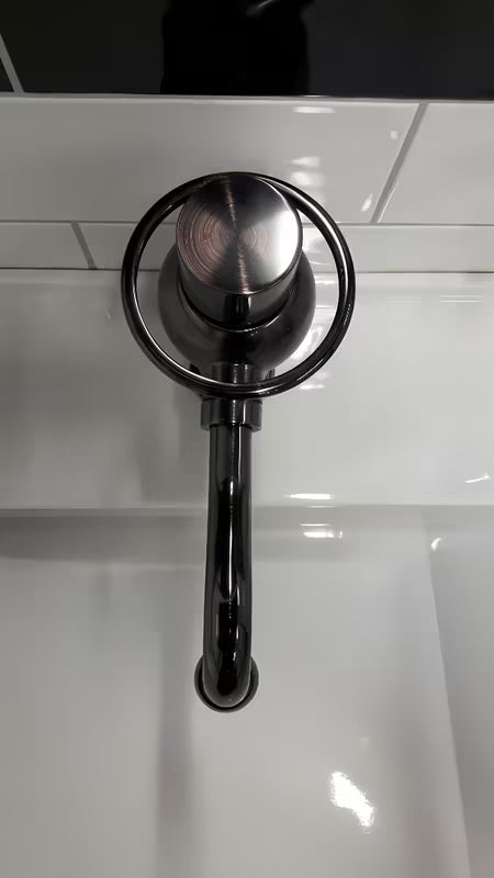 Jednouchwytowa stojąca bateria umywalkowa WF Industrial Dark-Metal bez odpływu w wykończeniu olejowany brąz.